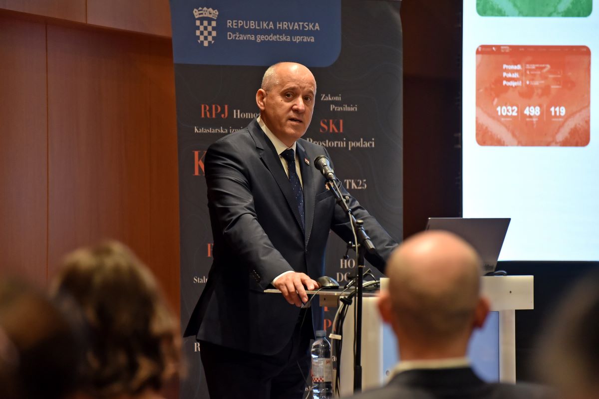 The picture shows a Deputy Prime Minister and Minister of Construction, Spatial Planning and State Property, Mr. Branko Bačić at the opening of the conference "SDI Days 2024".